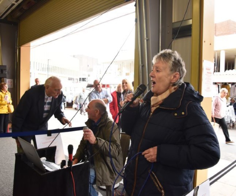 Other image for Melodies in the market thanks to karaoke...